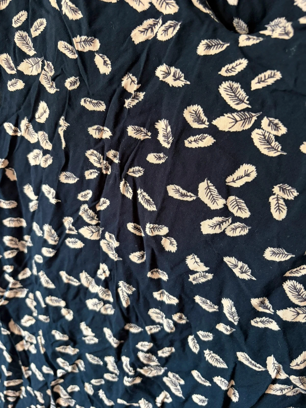 Marineblauwe jurk met beige motief maat M – photo 2
